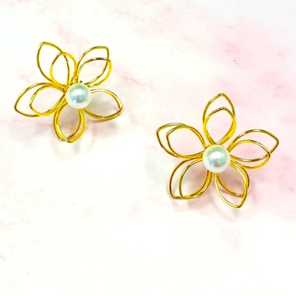 💜3/$30 Pearl 3D Gold Wire Flower Stud Earrings - Picture 1 of 11